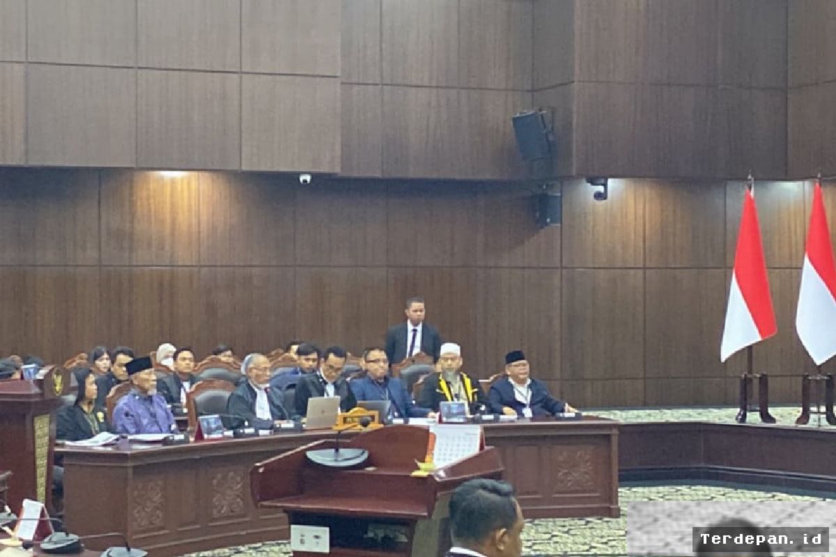 MK Masuk Tahap Pembuktian, Denny Indrayana Desak Gibran hingga Menkum Hadir