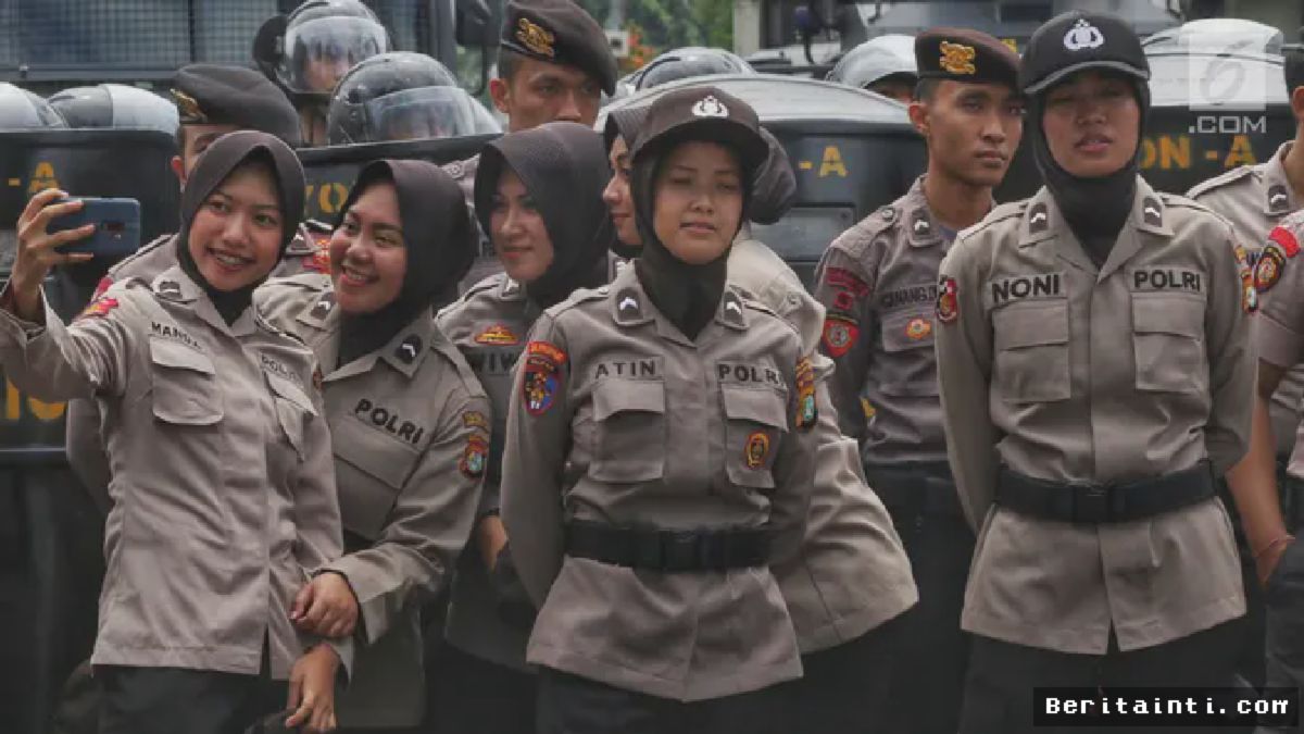 Polda Metro Jaya Kerahkan Polwan Amankan Peringatan Hari Buruh