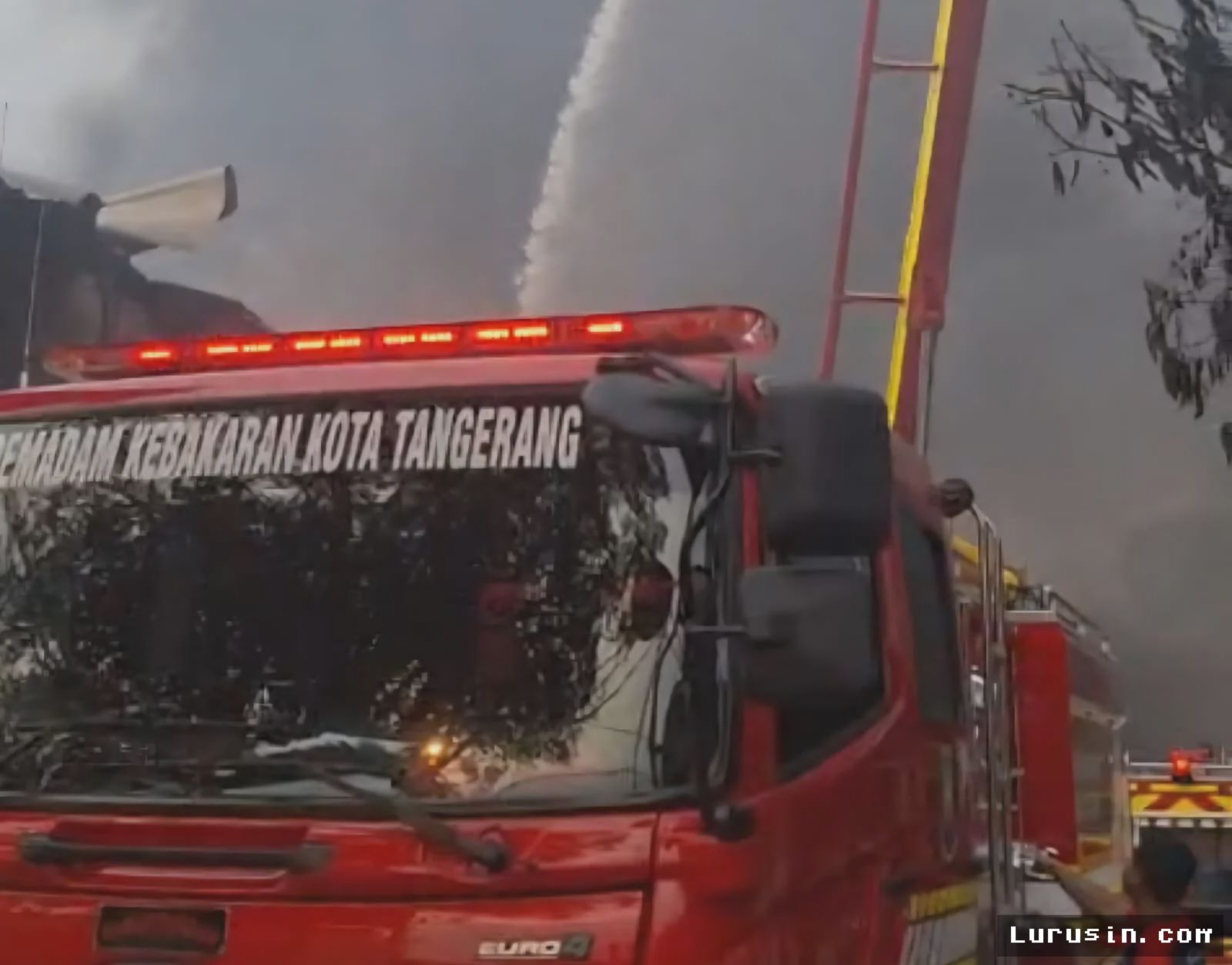 Tangerang — Kebakaran Hebat Pabrik Lampu Batuceper Pemicu Kepanikan Massal
