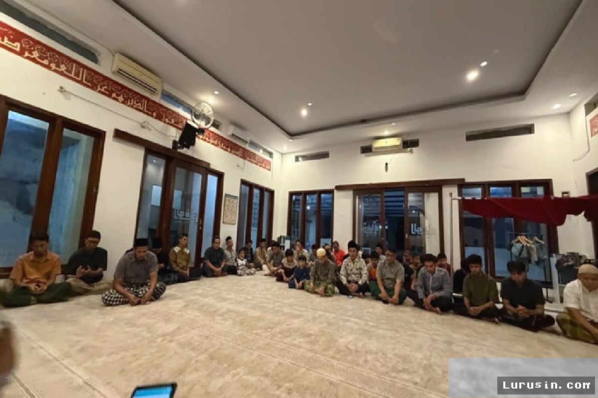 Depok — Warga Gelar Doa Bersama untuk Fotografer Yudistiro Pranoto