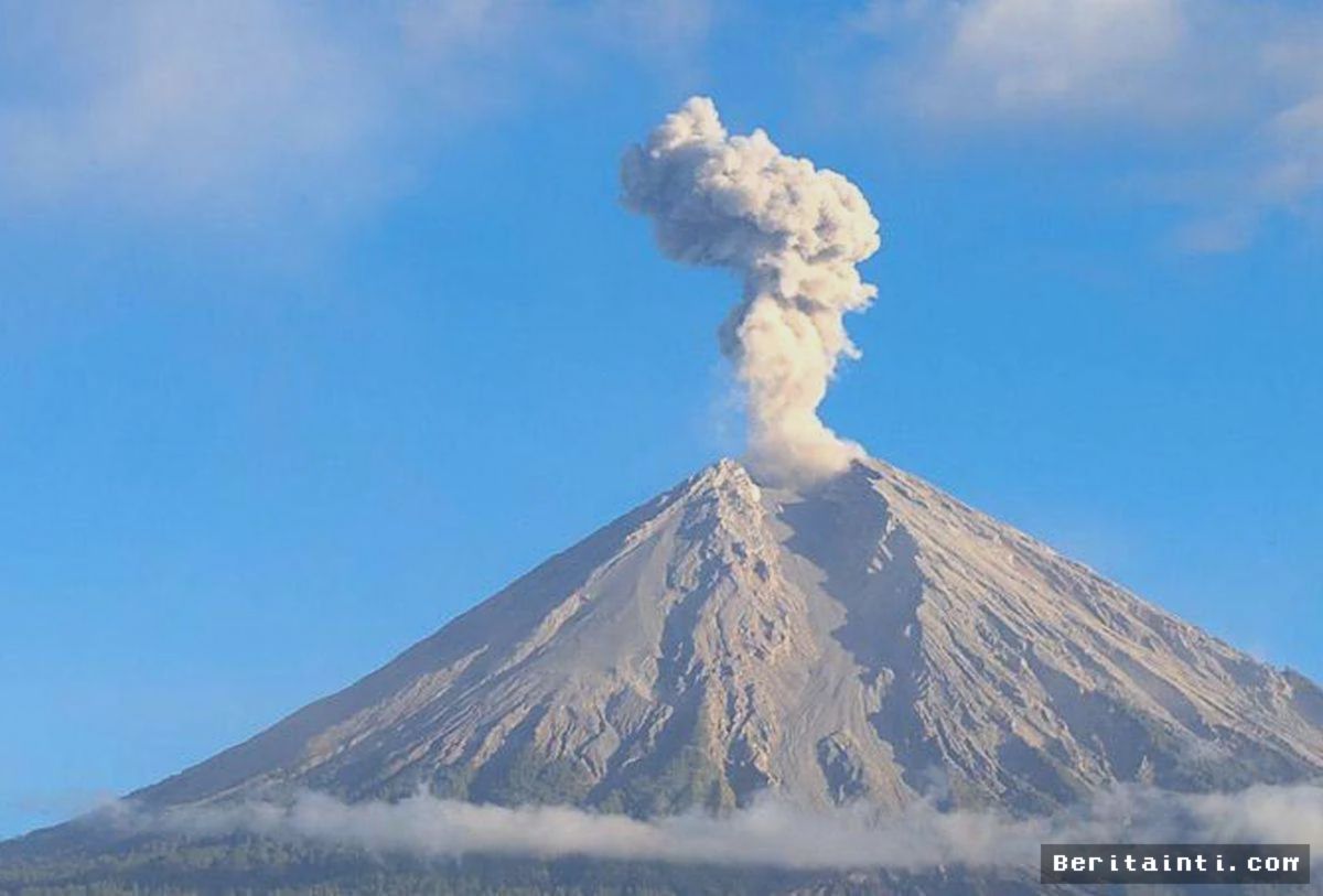 Semeru — Gunung Semeru Kembali Erupsi Semburkan Abu 700 Meter
