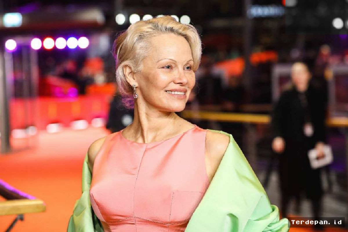 Pamela Anderson Ungkap Perjuangan Sembuh Hepatitis C yang Menguras Tabungan