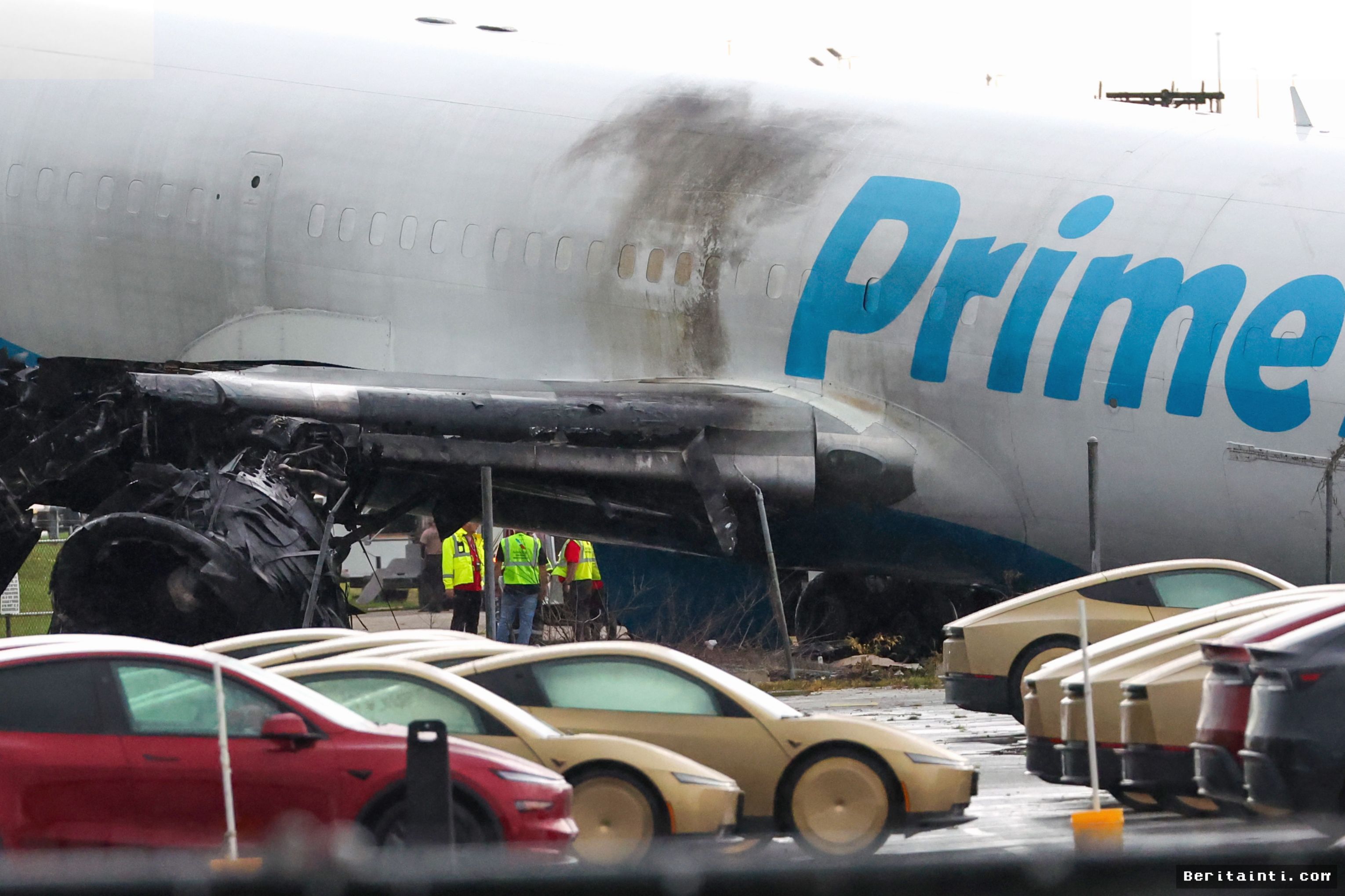 Pesawat Kargo Amazon Tergelincir di Bandara Miami, Lima Orang Tewas