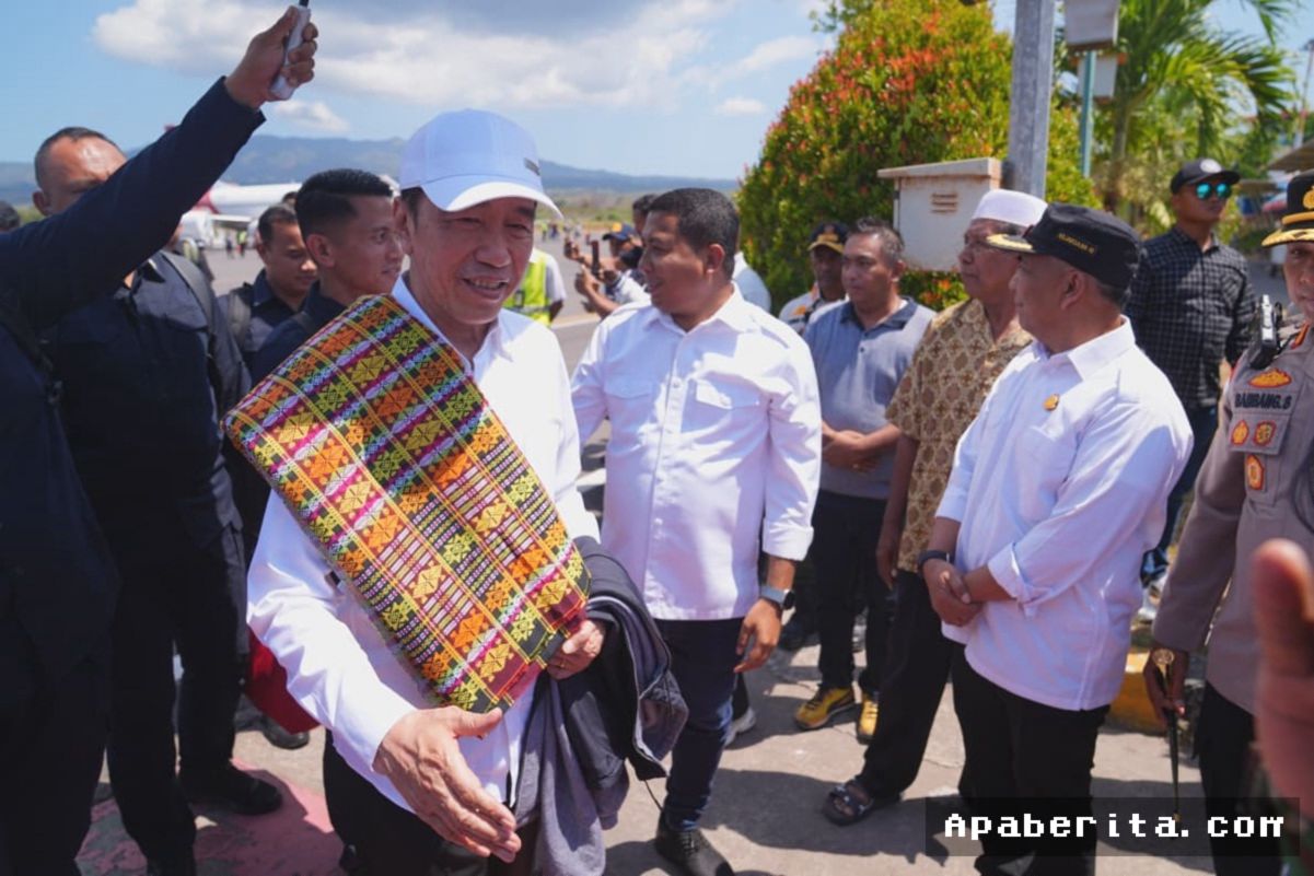 KUPANG — Jokowi Kunjungi Warga Terdampak Gempa Bumi di NTT