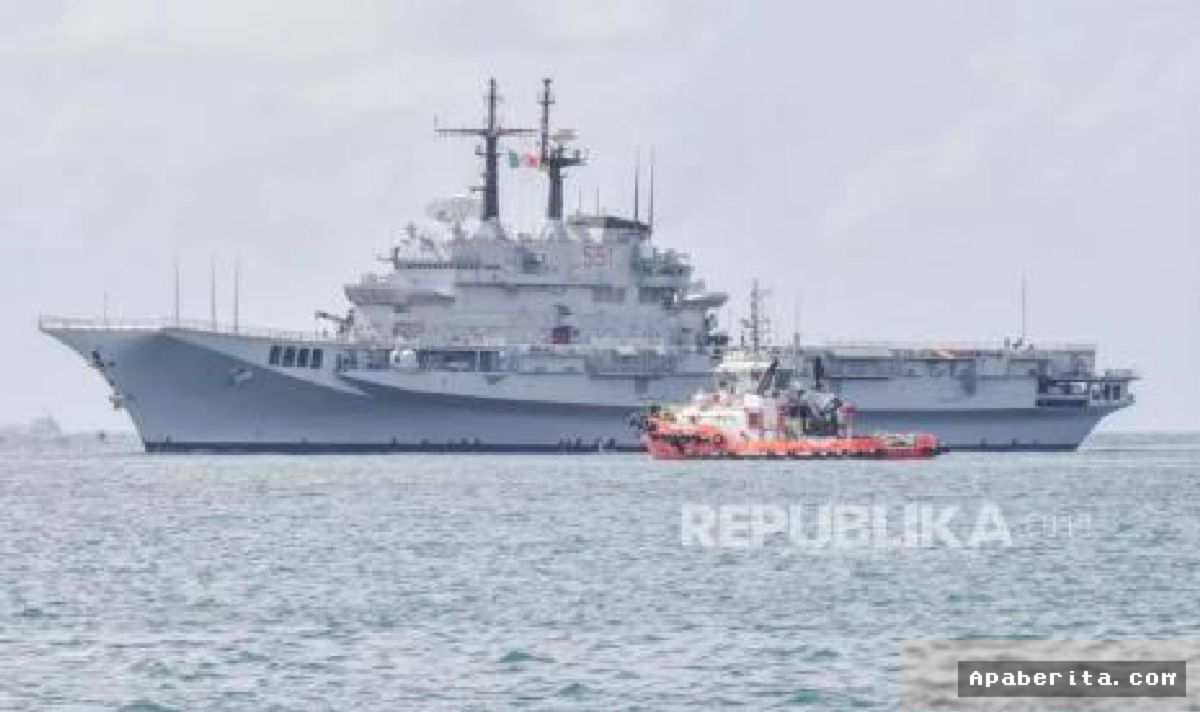 JAKARTA — Presiden RI Saksikan Naval Parade dari Kapal Induk Garibaldi