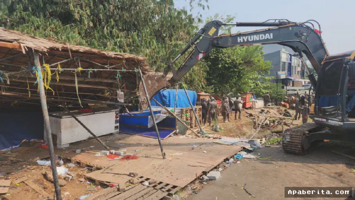DEPOK — Satpol PP Tertibkan 170 Bangunan Liar di Lahan Publik
