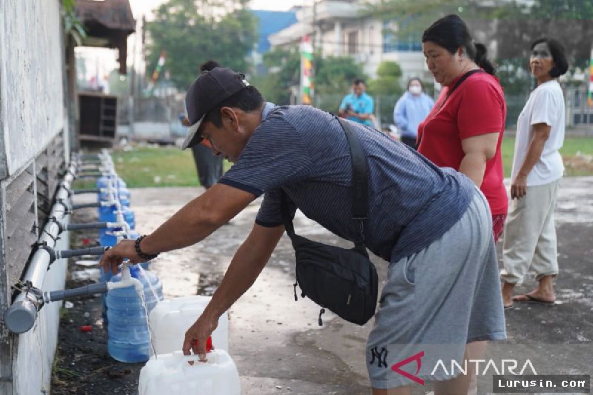 PONTIANAK — Tongkang Jadi Tumpuan Warga Dapatkan Pasokan Air Tawar