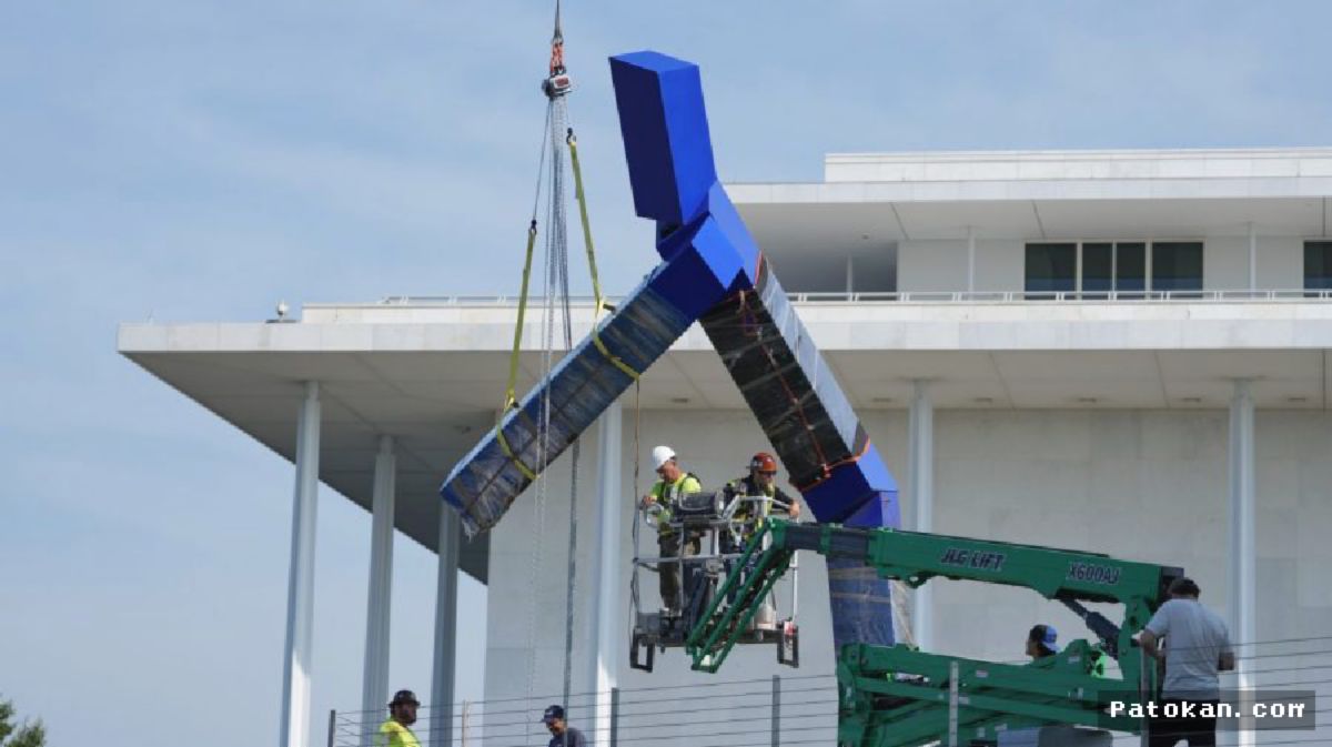 WASHINGTON — David Rubenstein Membeli Patung Blue Usai Dicopot Kennedy Center
