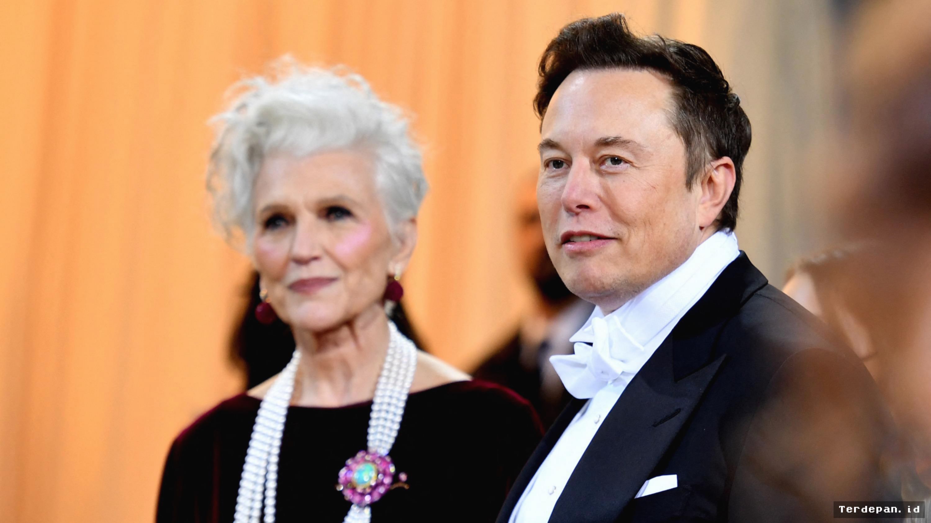 Maye Musk Pasang Badan Bela Elon Musk dari Gelombang Kritik