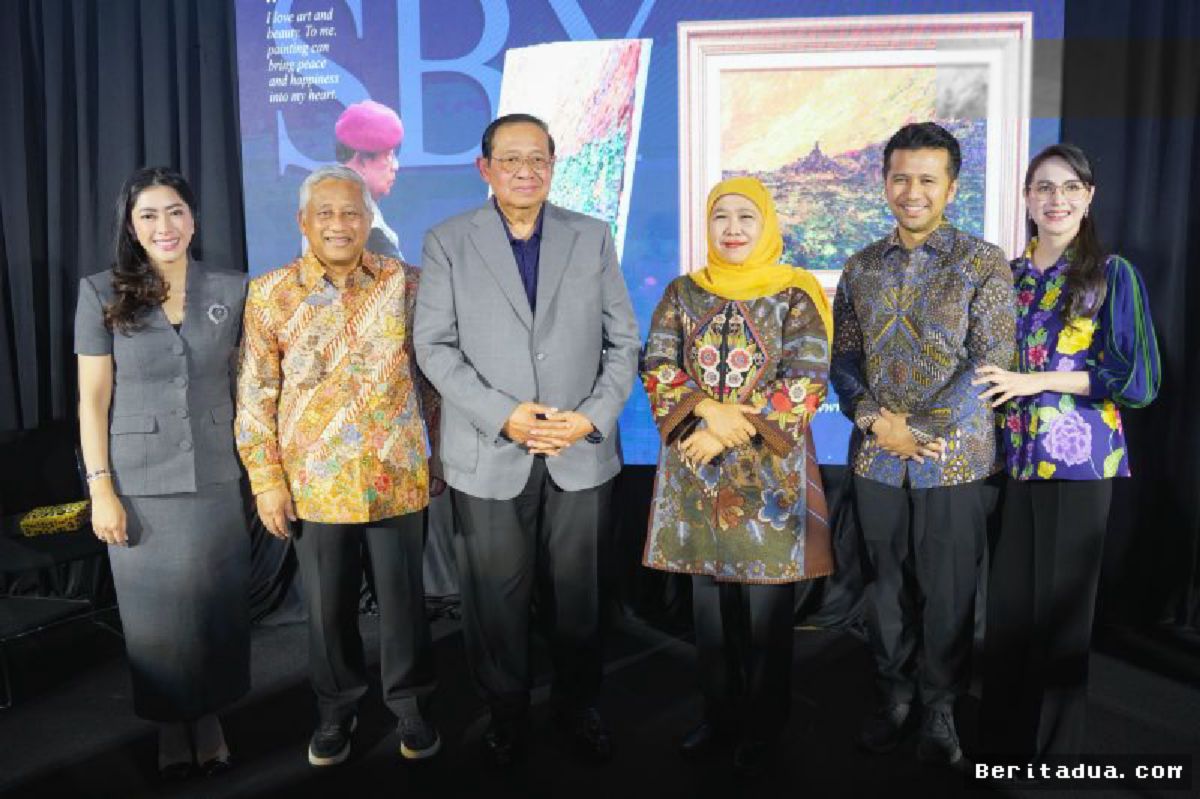 SURABAYA — Khofifah Sebut Lukisan SBY Cermin Dinamika Sosial Indonesia