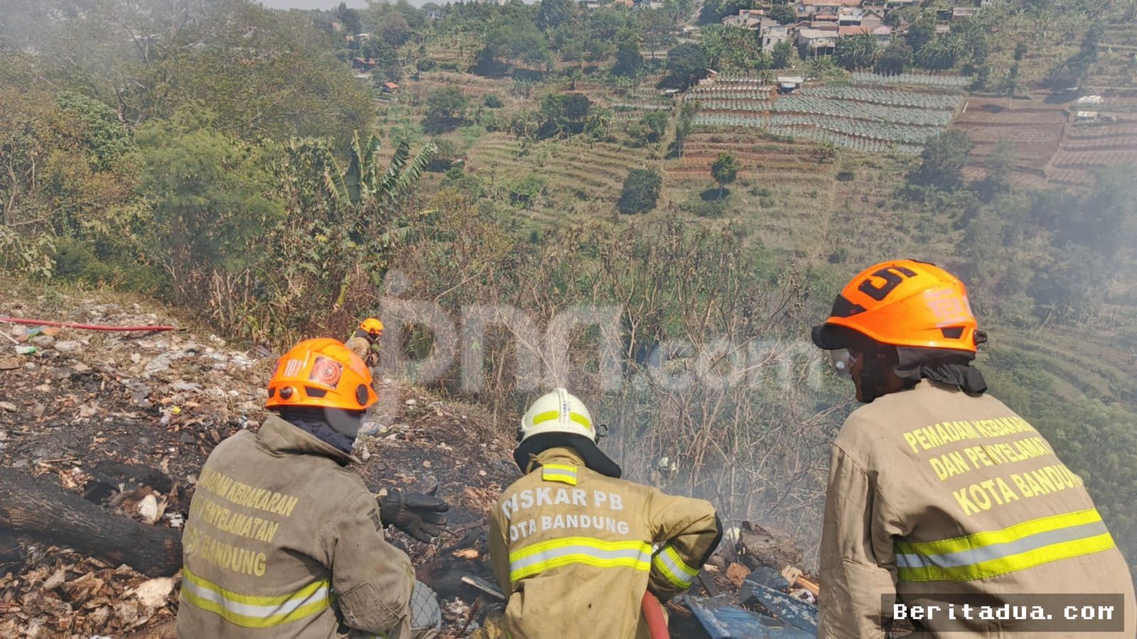 BANDUNG — Kebakaran Lahan Punclut Memaksa Petugas Sisir Api Tersembunyi