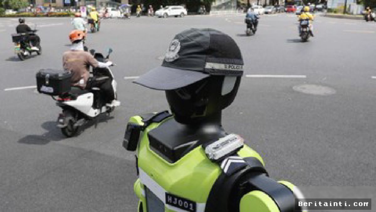 Tiongkok Kerahkan Robot Polantas Humanoid untuk Penindakan Pelanggaran Lalu Lintas
