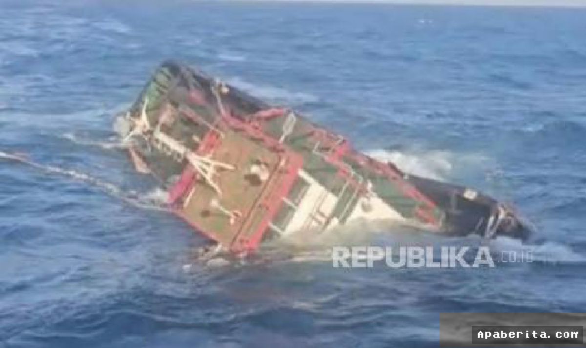 BAWEAN — Basarnas Selamatkan 8 ABK Kapal TB MT20 Tenggelam