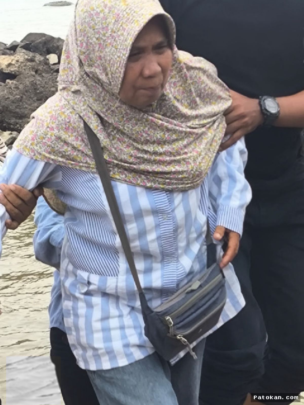 PANDEGLANG — Ibu Wartawan Hilang di Selat Sunda Berdoa Menanti Keajaiban