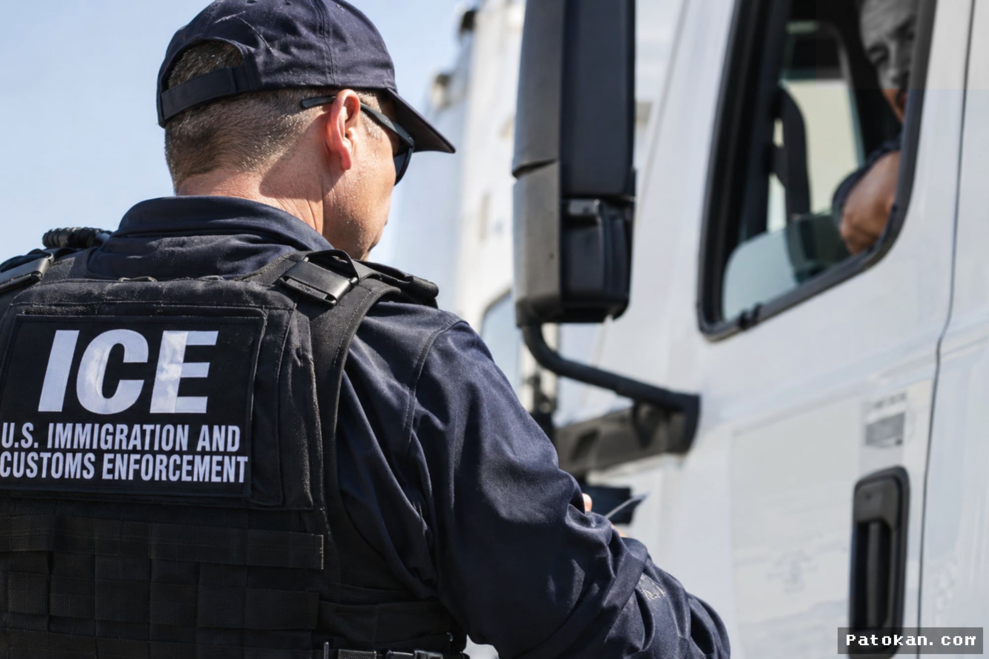 AS — ICE Intensifkan Razia Pengemudi Truk Imigran di Jalan Raya