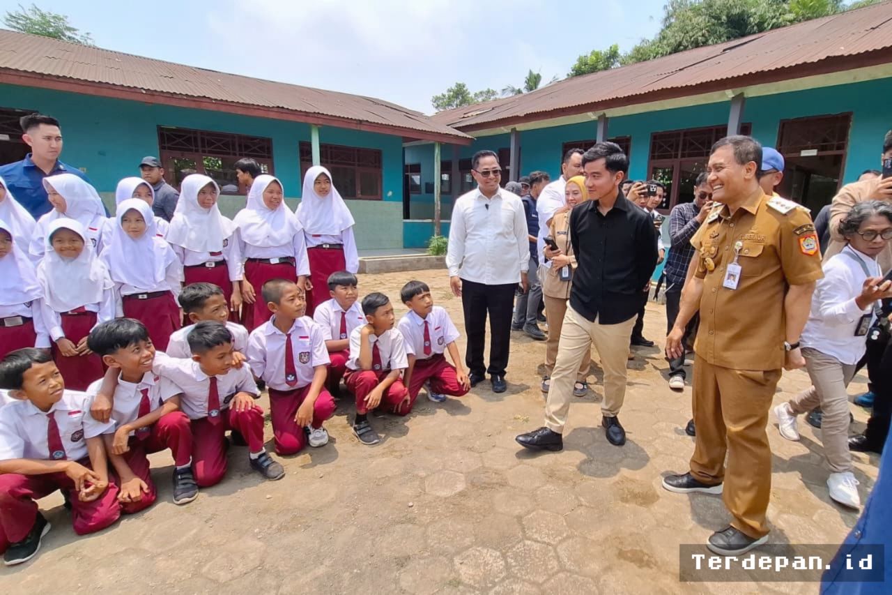 Gibran dan Ahmad Luthfi Cek Korban Dugaan Keracunan MBG di Batang