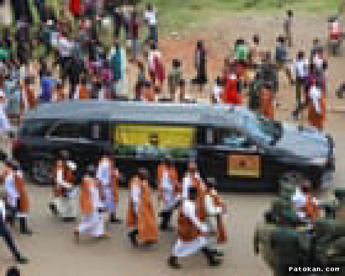 UGANDA — Raja Oyo Dimakamkan, Penyiar Berita Bersiap Naik Takhta