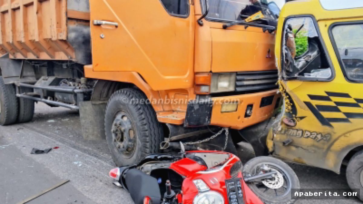 DAIRI — Dump Truk Tabrak Angkot dan Dua Motor di Sidikalang
