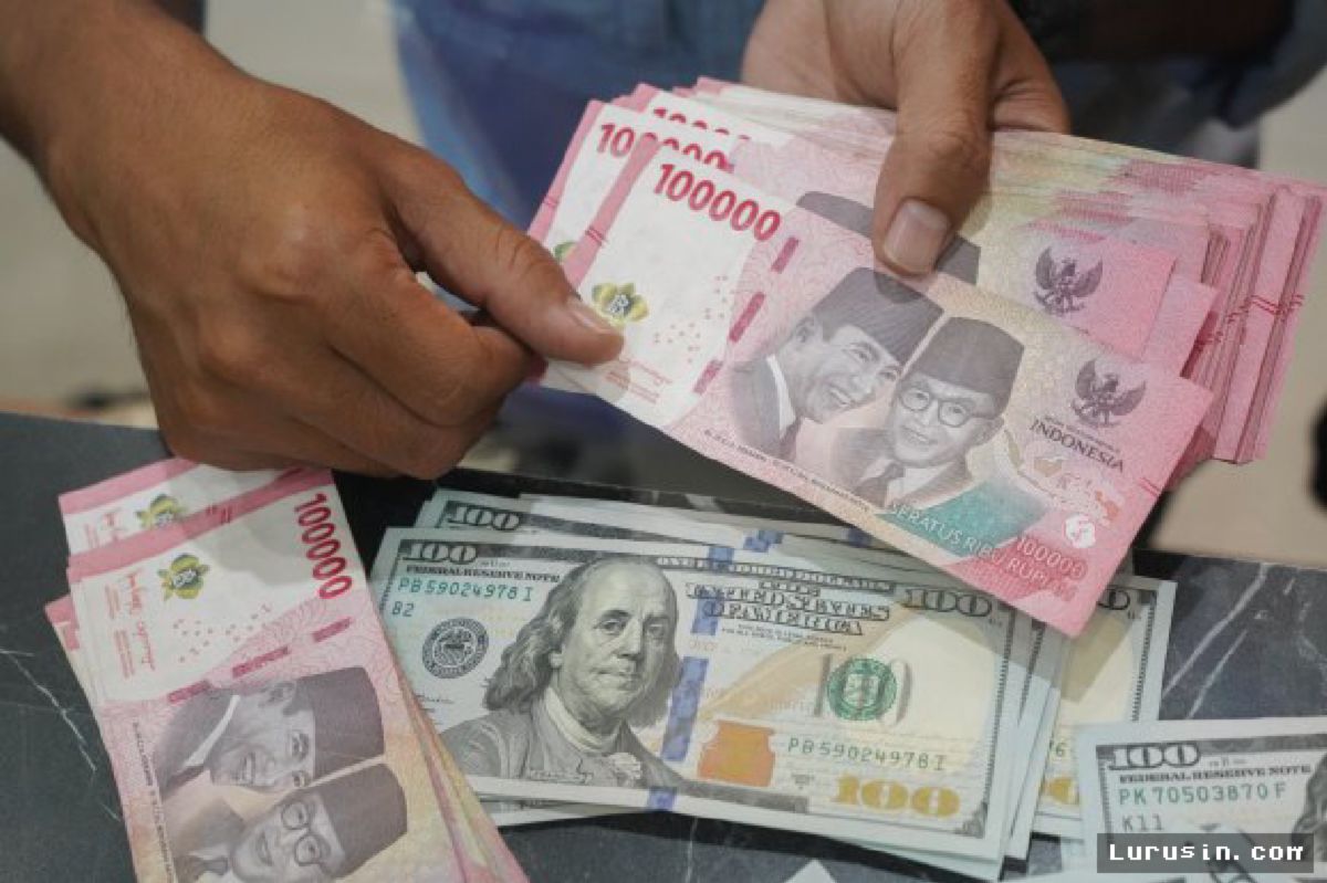 Rupiah Bergerak Menguat di Tengah Penurunan Harga Minyak Dunia