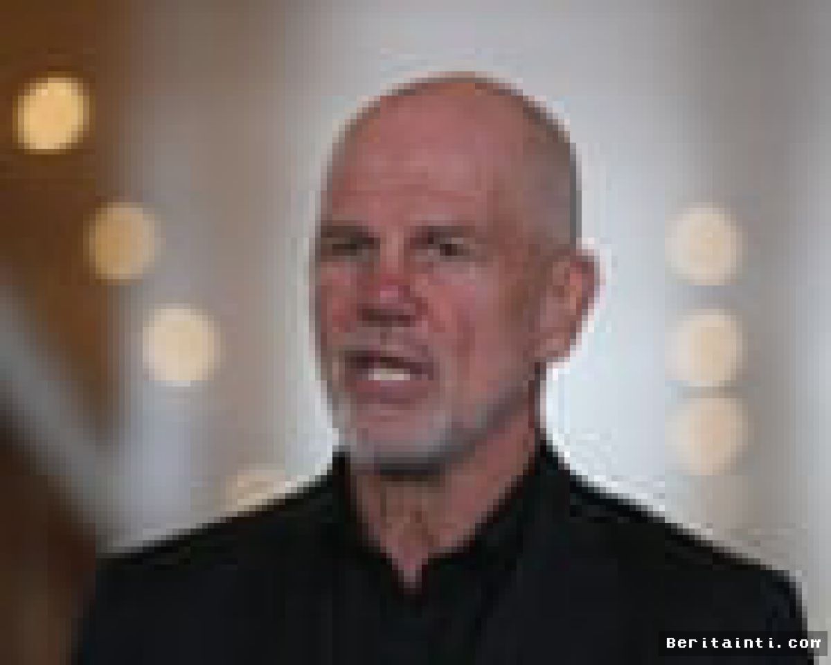 Sydney — Peter FitzSimons Bersaksi dalam Persidangan Pelecehan Seksual Alan Jones