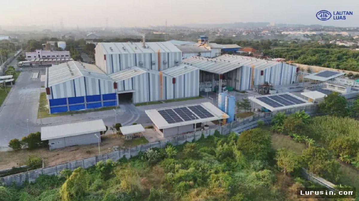 PT Lautan Luas Tbk Operasikan Panel Surya di Pabrik Gresik