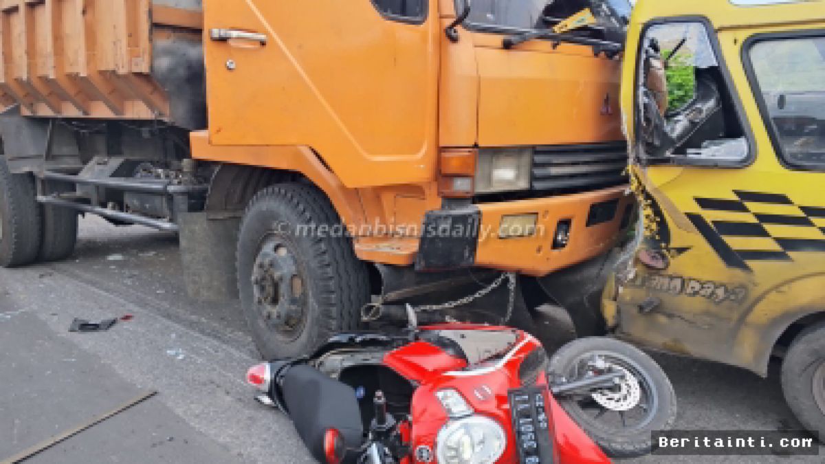 SIDIKALANG — Truk Fuso Diduga Rem Blong Tabrak Angkot dan Motor