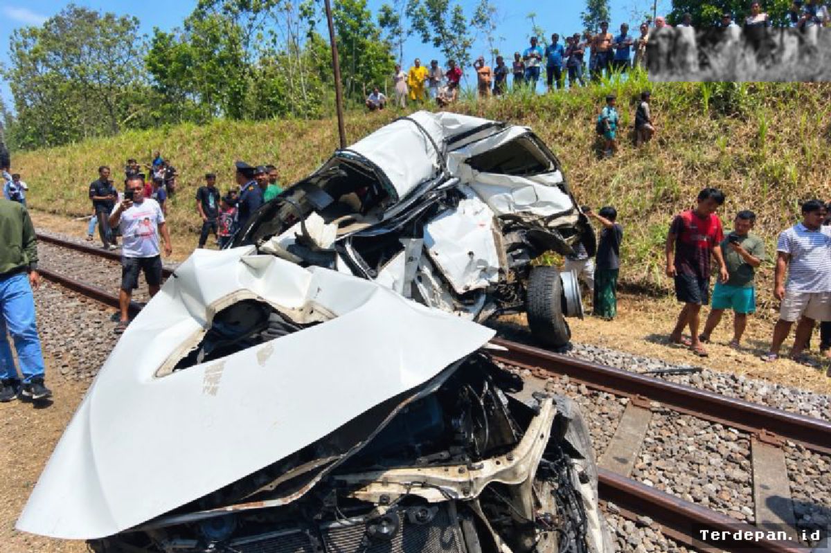Jember: KA Ijen Ekspres Tertemper Mobil, Perjalanan Mengalami Keterlambatan