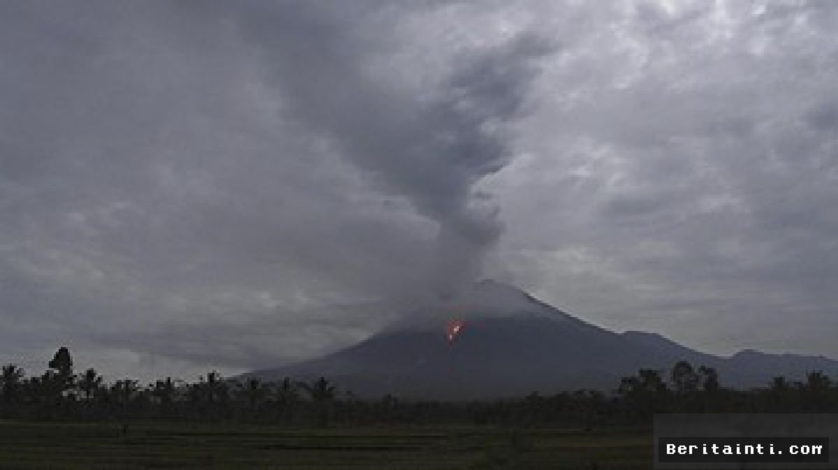INDONESIA — Tiga Gunung Api Aktif Erupsi Serentak Sejak Dini Hari