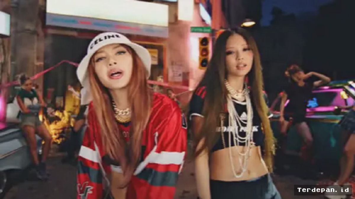 SEOUL — Lisa dan Jennie BLACKPINK Soroti Tren Blokecore Lewat MV Pink Venom
