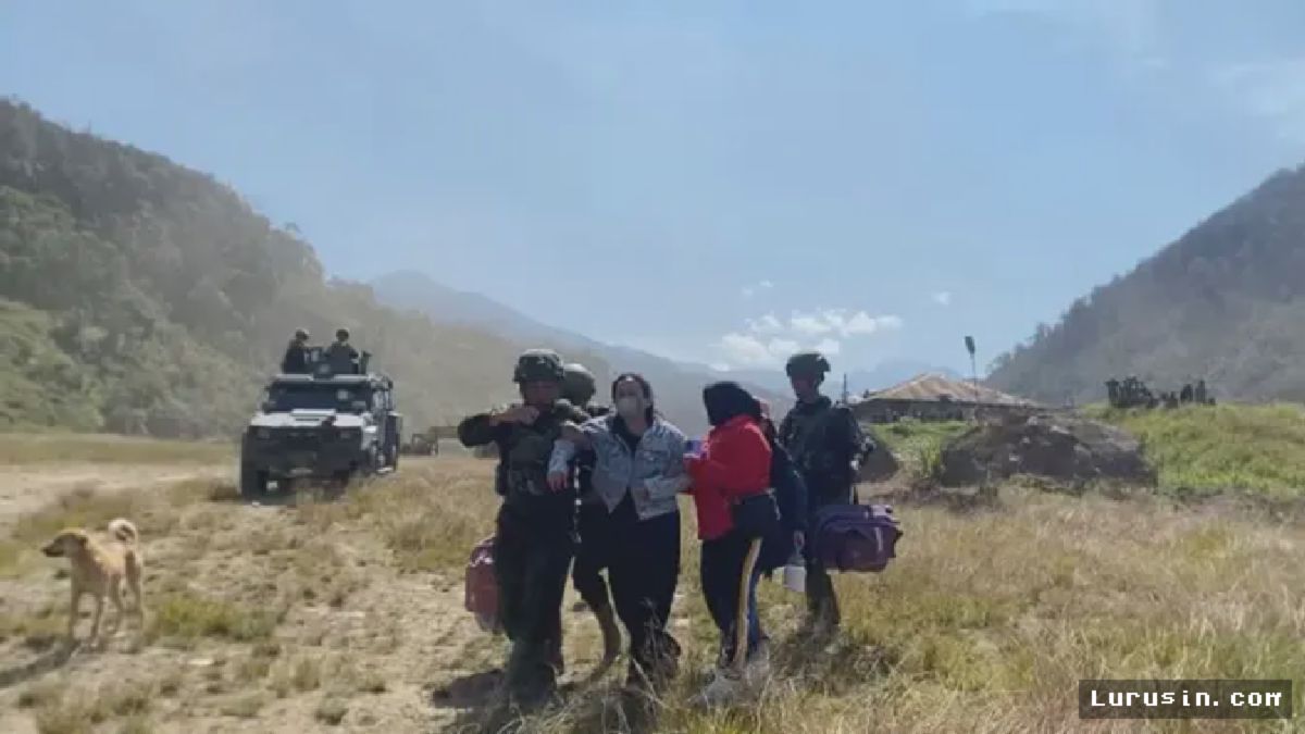 Aparat Gabungan Evakuasi Istri Sopir Korban Penembakan Papua Pegunungan