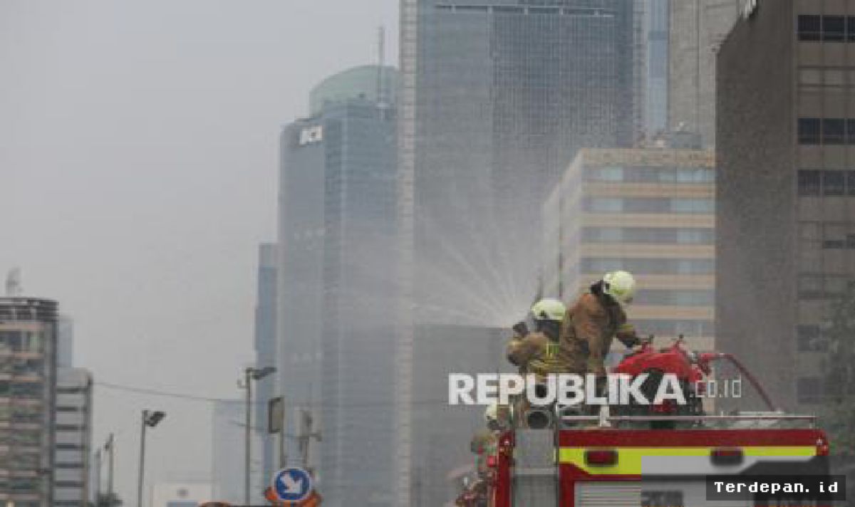 Pemprov DKI Terapkan PJJ dan Water Mist Redam Abu Krakatau