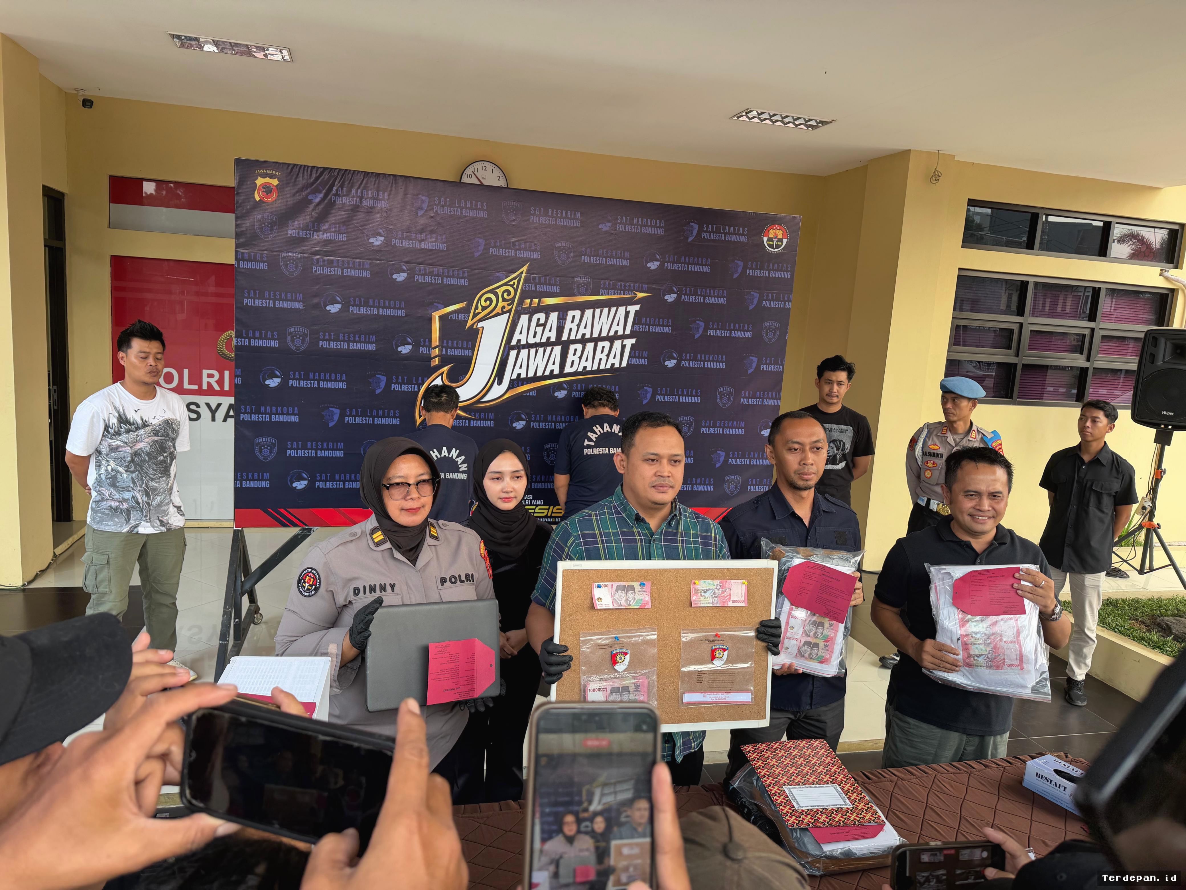 Polresta Bandung Ungkap Kasus Uang Palsu Rp300 Juta