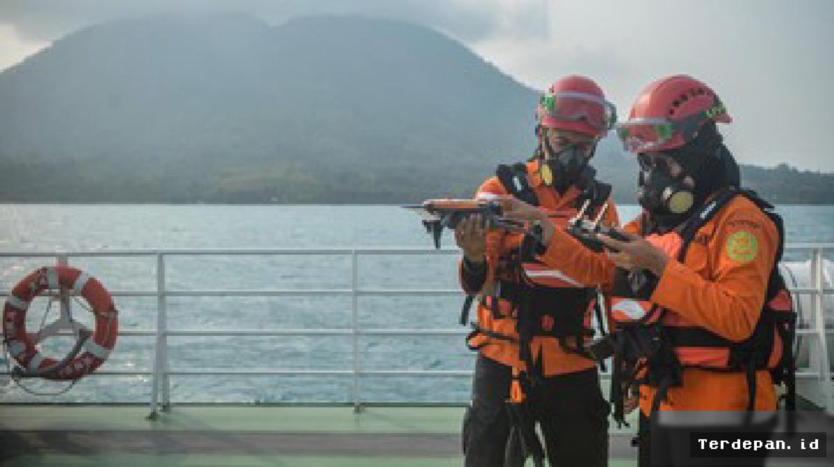 SELAT SUNDA — Erupsi Anak Krakatau Hambat Pencarian Lima Jurnalis Hilang