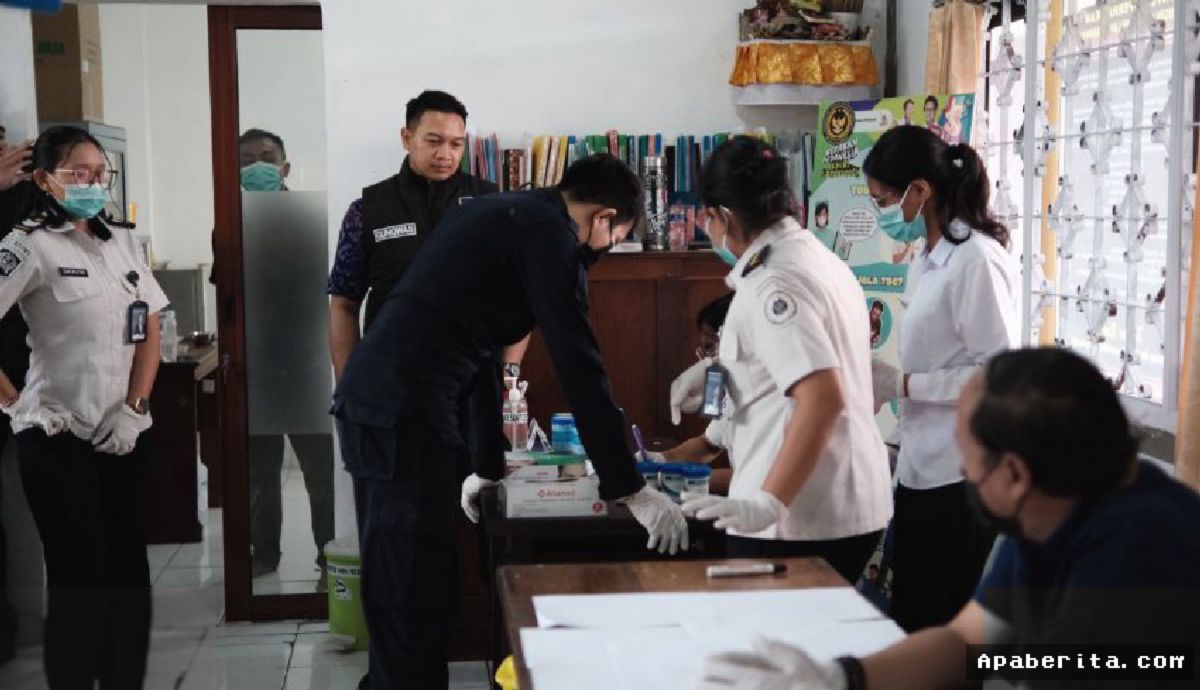 TABANAN — Razia Gabungan Lapas Tabanan Pastikan 30 Petugas dan Napi Bebas Narkoba