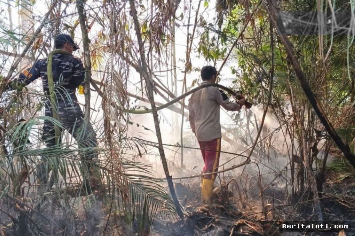 LINGGA — Tim Gabungan Berjibaku Padamkan 12 Hektare Karhutla
