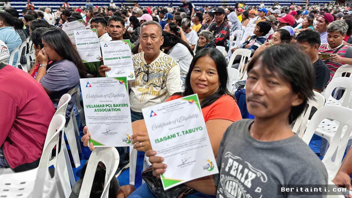 Filipina — Presiden Marcos Gelar Bantuan Massal di Ilocos Sur