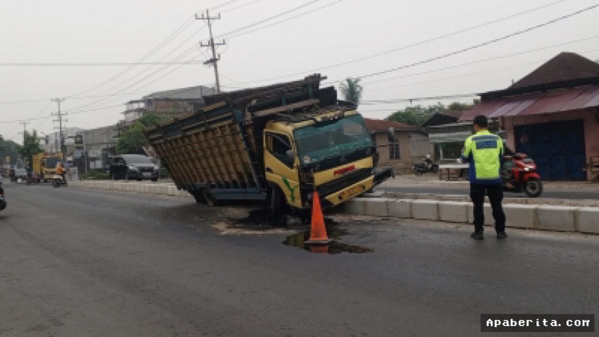 SERGAI — Truk Batang Kelapa Menabrak Pembatas Proyek Jalinsum Sei Rampah