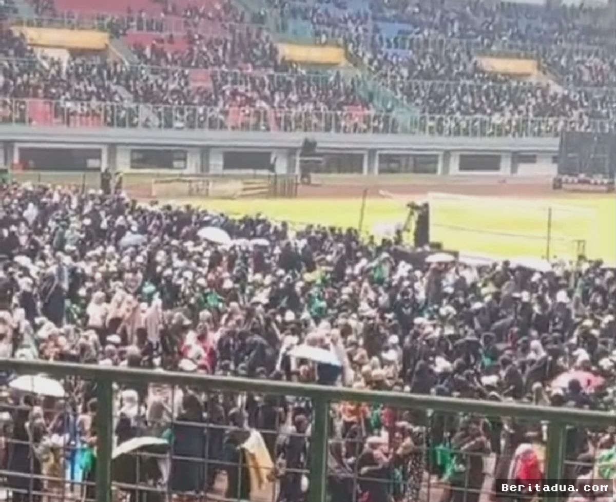 BEKASI — Ribuan Muslimah Padati Stadion Patriot Hadiri Ceramah Halimah Alaydrus