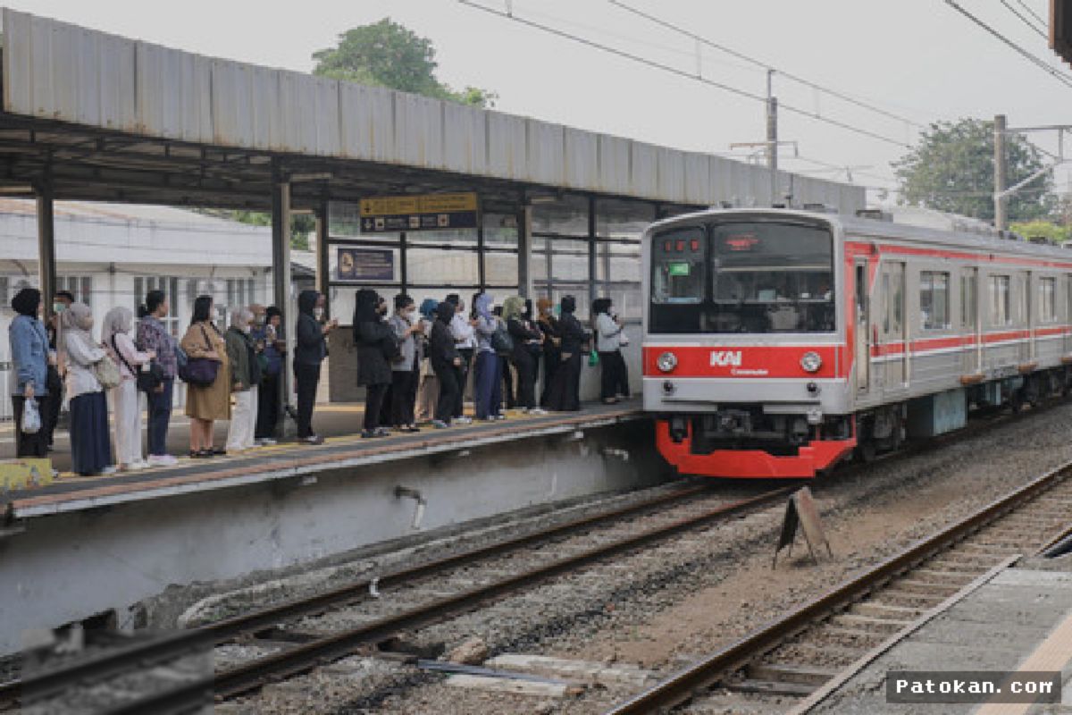 Dua HP Meledak di Stasiun Rawa Buntu, Penumpang KRL Berhamburan