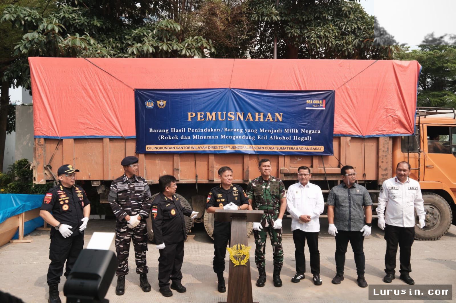 Bea Cukai Lampung Musnahkan Rokok dan Miras Senilai Rp68,8 Miliar