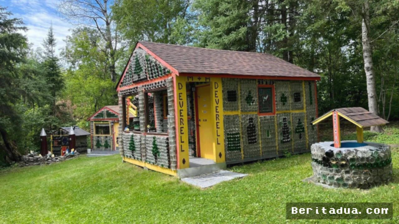 ONTARIO — Guru Kanada Bangun Rumah Botol Unik Demi Koleksi Boneka Istri