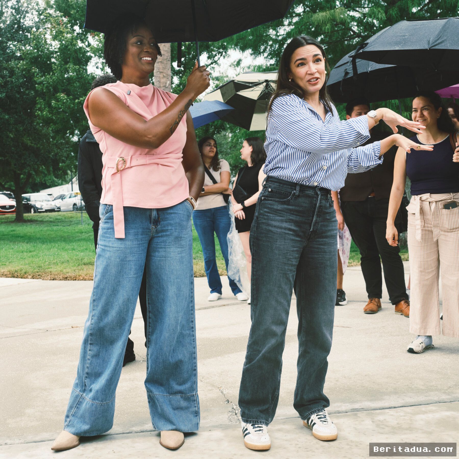 FLORIDA — Alexandria Ocasio-Cortez Kampanye Dukung Kandidat Senat Angie Nixon