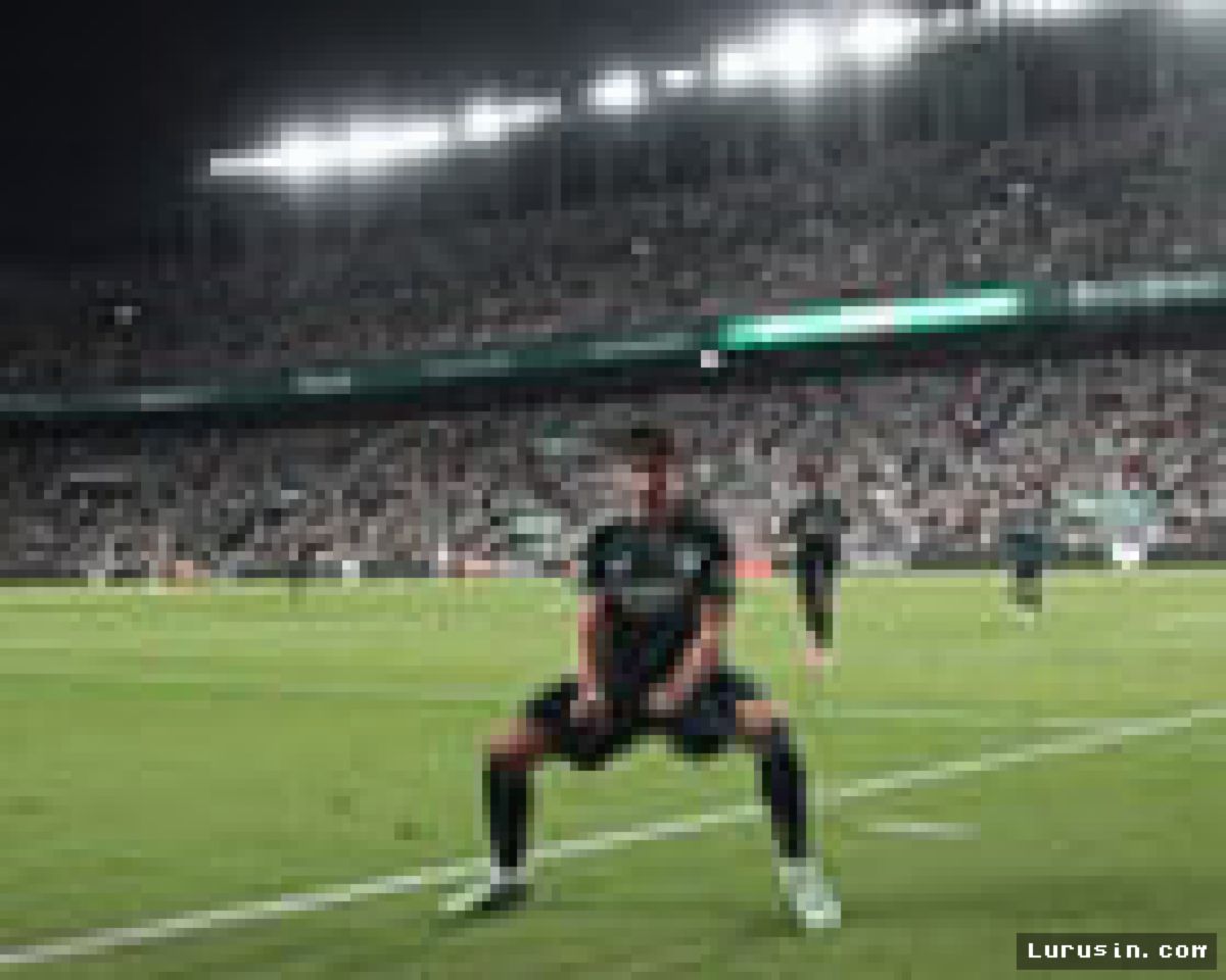 REAL MADRID — Carlos Espi Selamatkan Los Blancos dari Ancaman Barcelona