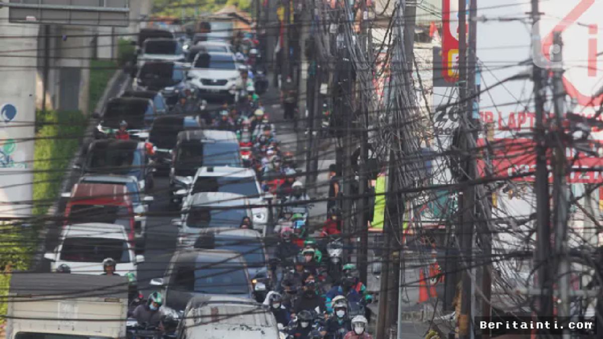 JAKARTA — Kabel Utilitas Semrawut Memicu Bahaya Keselamatan Warga