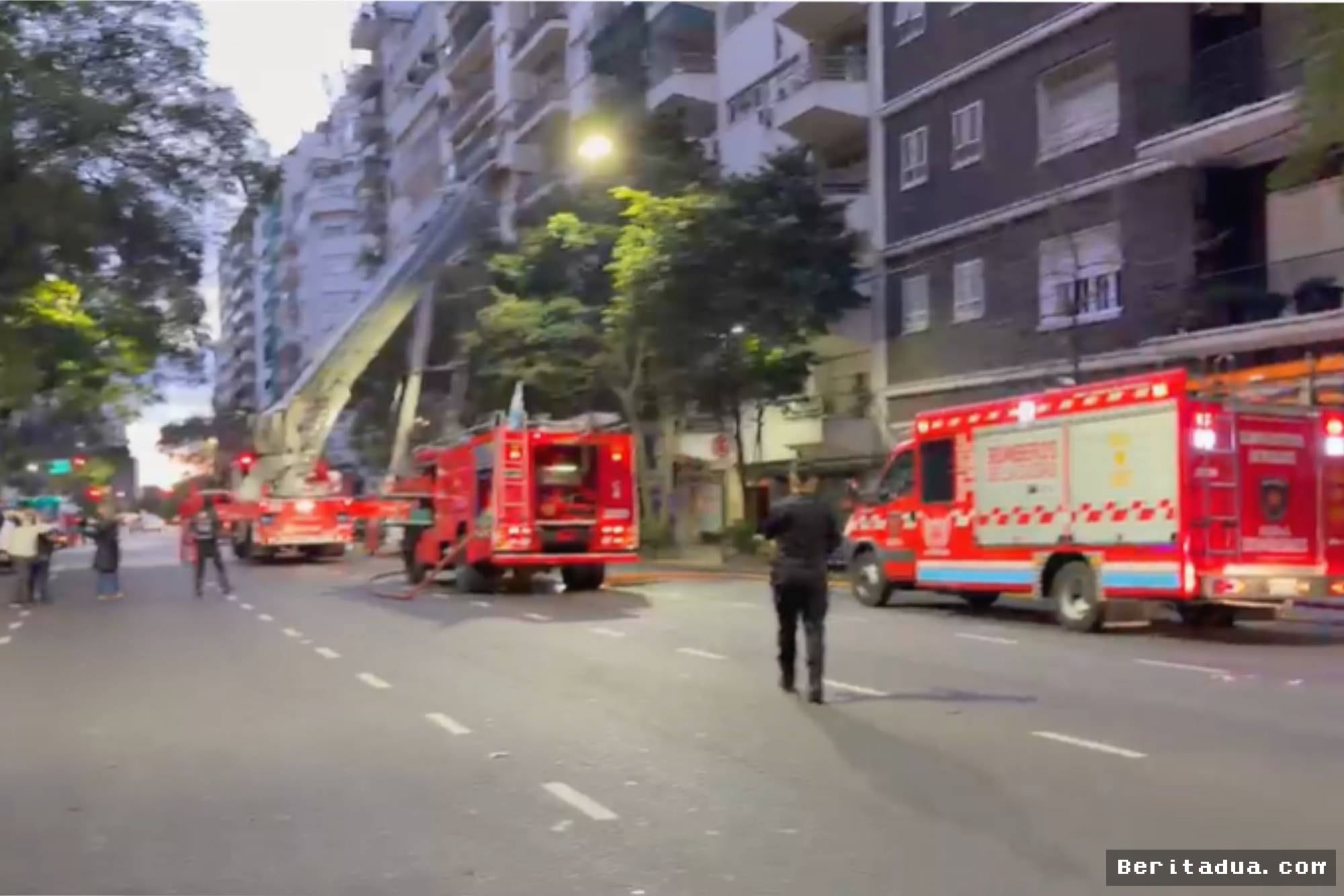 BUENOS AIRES — Kebakaran Hebat Landa Gedung Tua Recoleta, Dua Korban Dievakuasi
