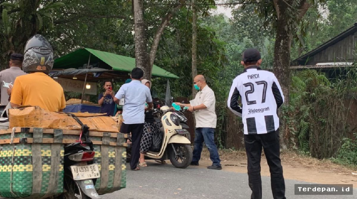 KUBU RAYA — Kabut Asap Karhutla Kepung Ambawang, 6.000 Masker Dibagikan