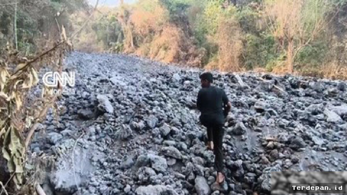 LEMBATA — Erupsi Gunung Lewotolok Muntahkan Batu Vulkanik ke Permukiman