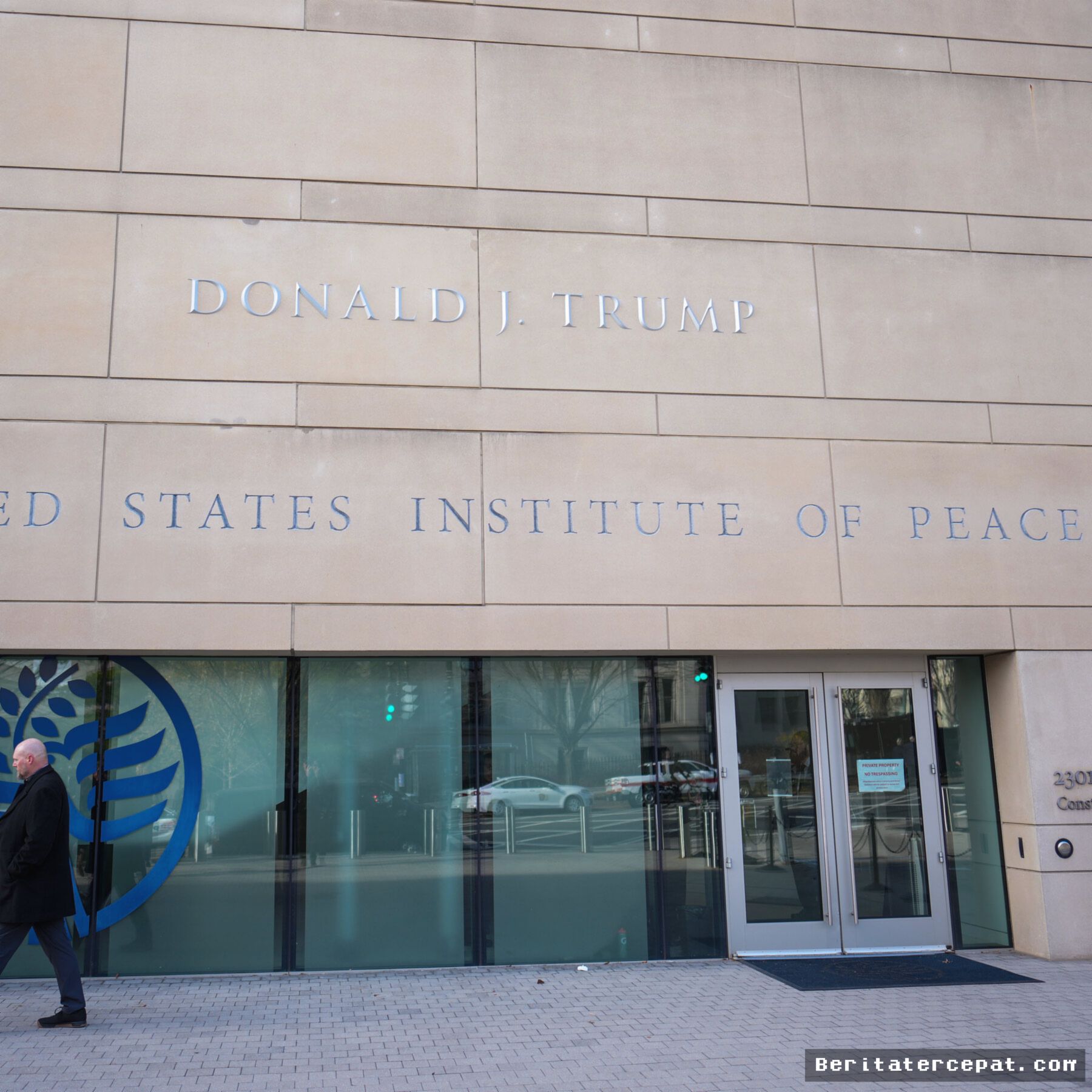 WASHINGTON — Mantan Pegawai Khawatir Trump Permanenkan Namanya di Gedung USIP
