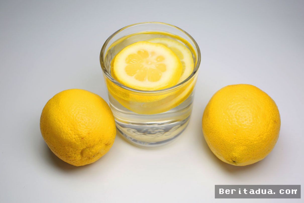 JAKARTA — Penelitian Ungkap Empat Manfaat Utama Konsumsi Air Lemon