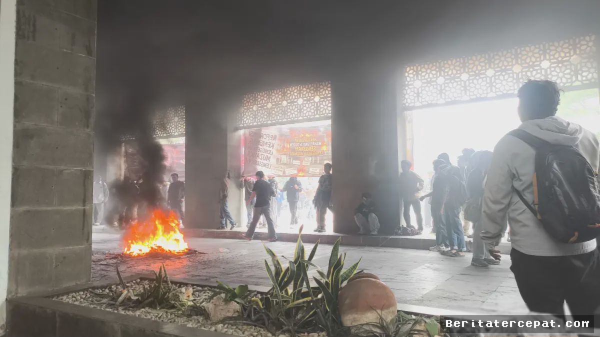 SURABAYA — Mahasiswa UINSA Desak Komisi VIII DPR Copot Rektor Baru